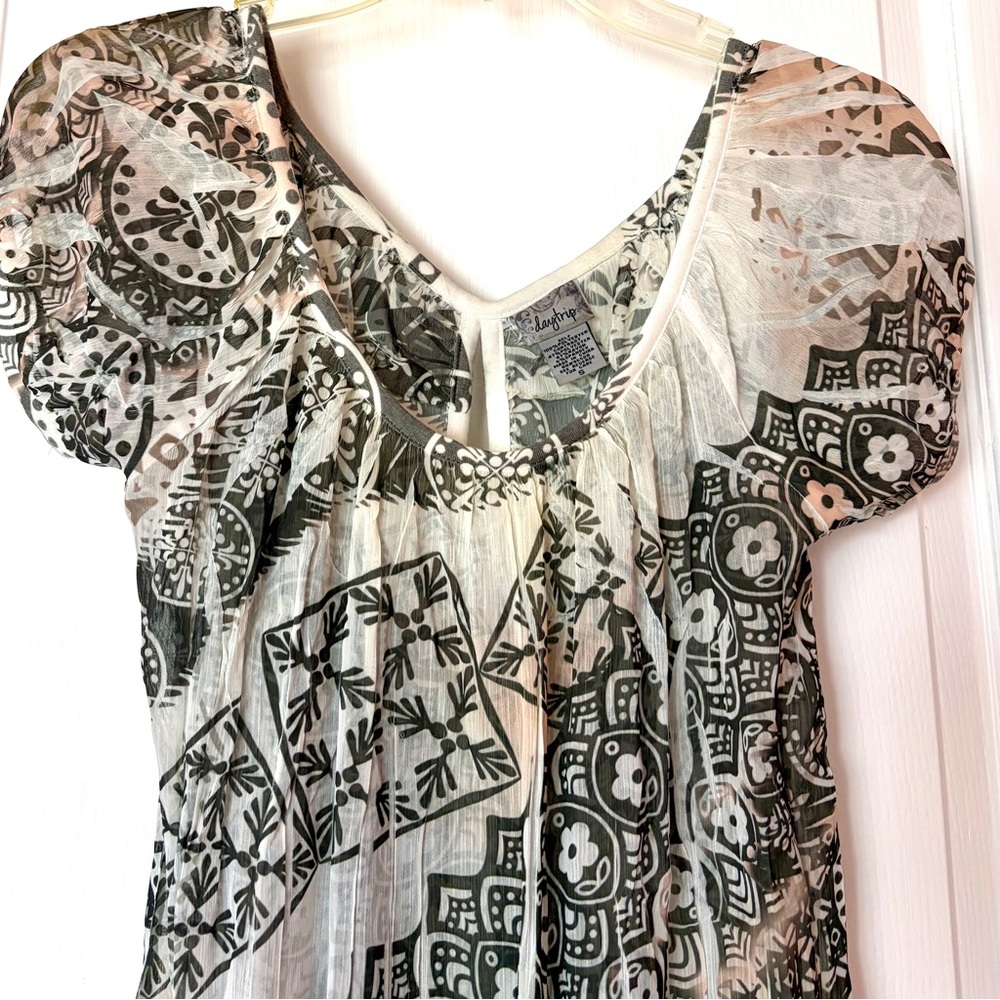 Daytrip by The Buckle Green, Peach and Cream Patterned Banded Blouse
